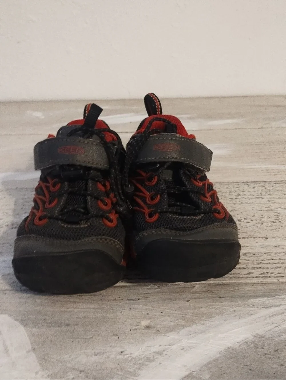 Keen kids u.s.a size 10 Chandler Sneakers Black and Red (UK kids size 9) some